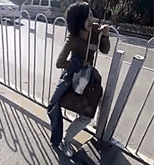 妹纸被卡住了人物gif搞笑图片