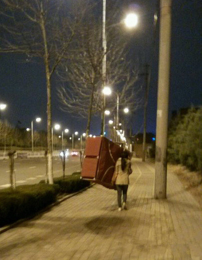 女汉子慢走人物gif搞笑图片