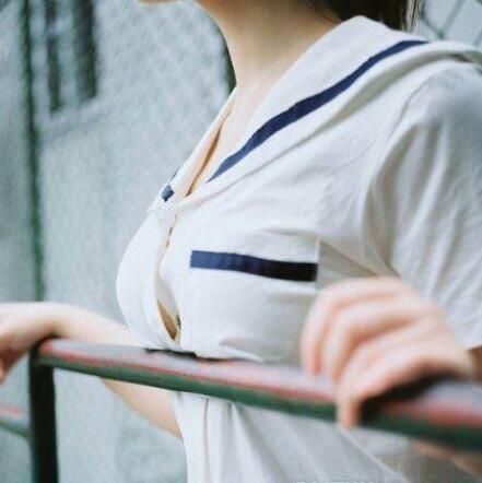 这裂缝能吸引无数目光人物gif搞笑图片