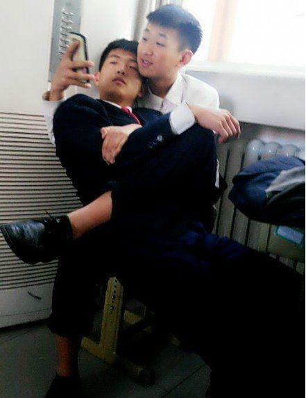 光天化日下，你们这么秀恩爱好么人物gif搞笑图片