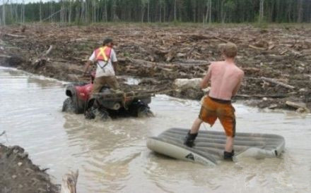 穷人有穷人的玩法，开始冲浪……人物gif搞笑图片