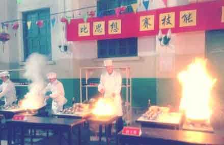 边上的这位厨师，你火了人物gif搞笑图片