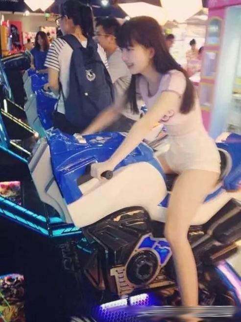 妹子，这车开的可以人物gif搞笑图片