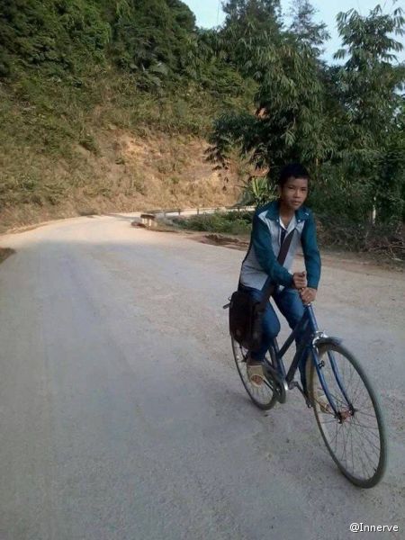 骚年，你是用脚刹车的吗？人物gif搞笑图片