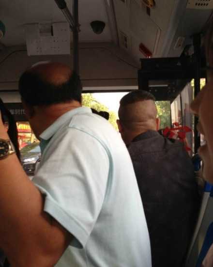 你抛弃的，往往是别人想拥有的人物gif搞笑图片