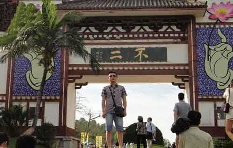 只有一点，真的只有一点~人物gif搞笑图片