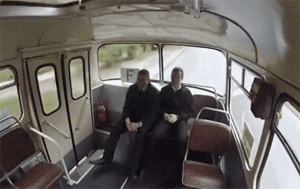 山路大巴不是那么好坐人物gif搞笑图片