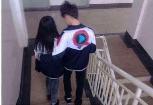 小心你旁边的男同学人物gif搞笑图片