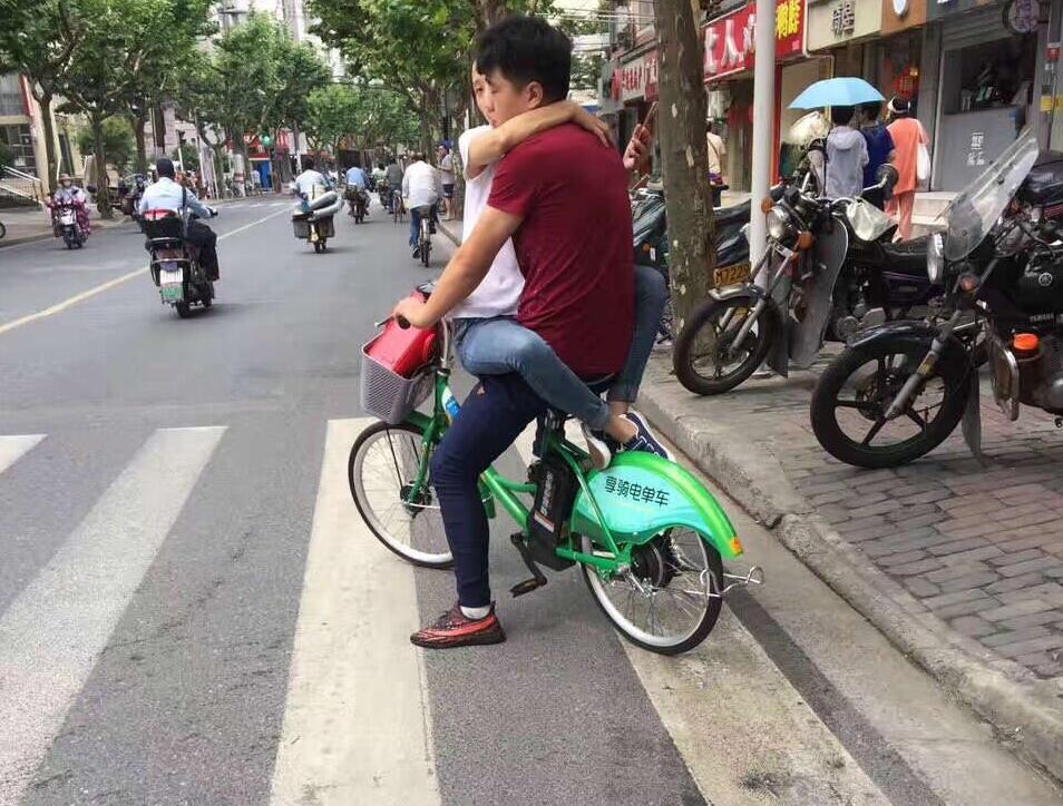 多扫一辆车的钱都没有，这种男的可以分手了人物gif搞笑图片