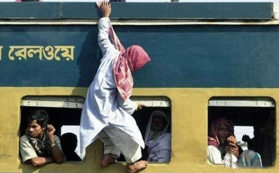 老乡，里面有空位麻烦告知一下，站得有点累人物gif搞笑图片