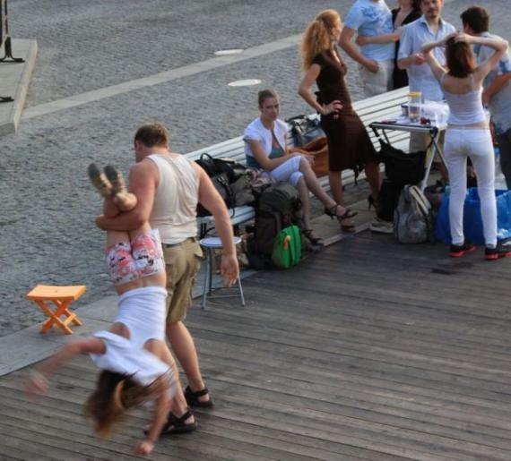 街头家庭暴力人物gif搞笑图片