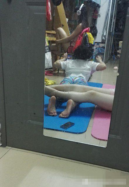 女神们在寝室的日常人物gif搞笑图片