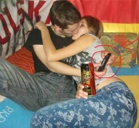 游戏和女票哪个重要？那当然是游戏啊不然嘞人物gif搞笑图片