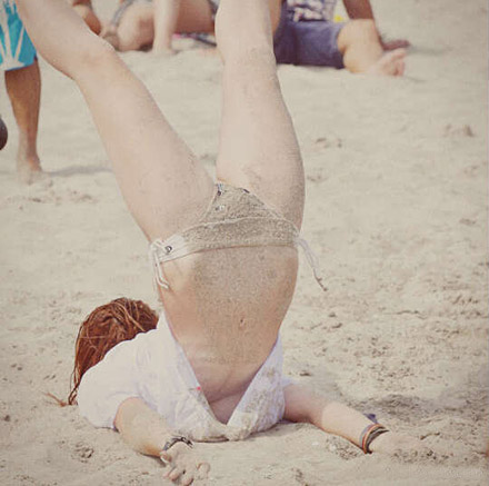 地球的引力真是太大了，看把妹子给摔的人物gif搞笑图片