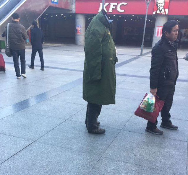 大爷你这军大衣穿的有点过份了啊人物gif搞笑图片