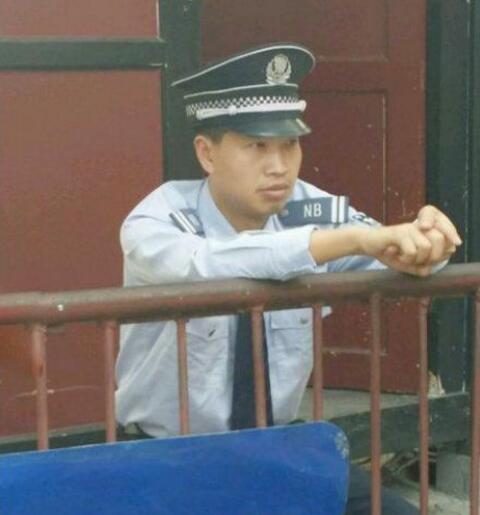 知道你很牛逼，但也不用天天扛肩上吧人物gif搞笑图片