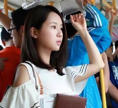 公交车上碰到了清纯女孩，不小心多看了几眼人物gif搞笑图片