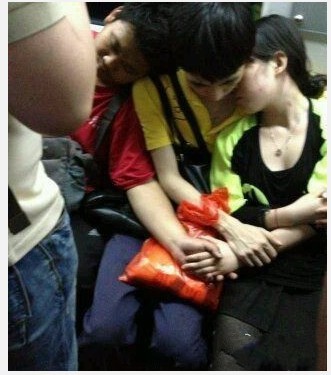 地铁上偷拍的，信息量有点大人物gif搞笑图片