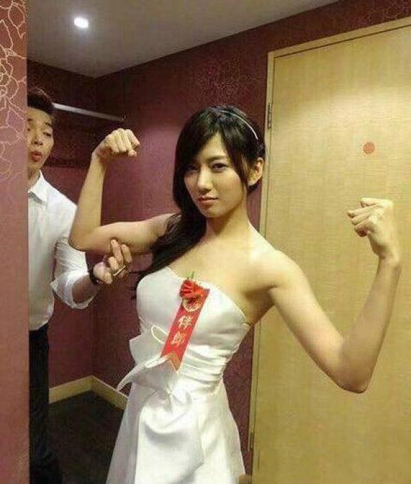 新郎是不是找不到伴郎了人物gif搞笑图片