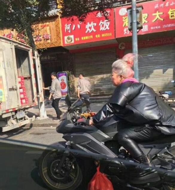 回家路上，看见奶奶，哎受不了了人物gif搞笑图片