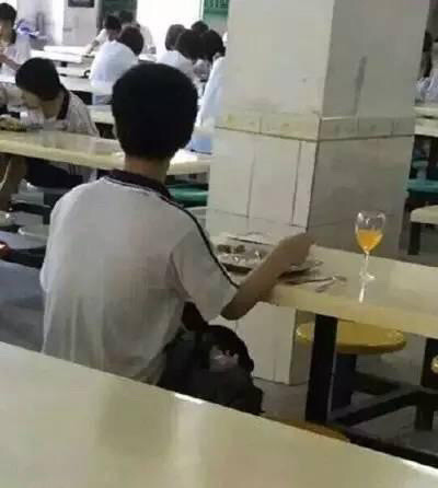 他用一己之力拉起了整个食堂的逼格，82年的橙汁用高脚杯才能品出味道，芳香醇厚人物gif搞笑图片