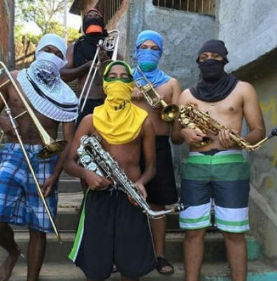 放下武器，立即投降，你们已经被包围了人物gif搞笑图片