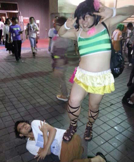 估计这一脚踩下去会骨头粉碎人物gif搞笑图片