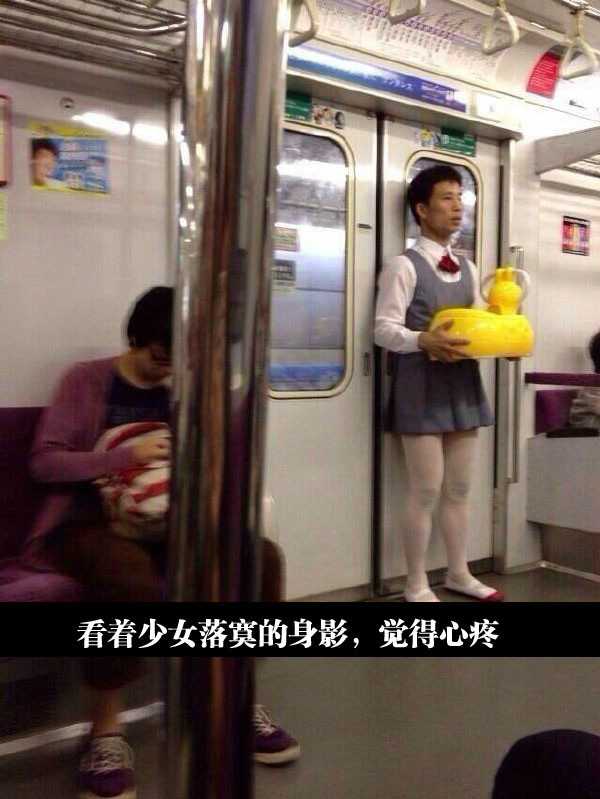 看着少女落寞的身影，觉得心疼人物gif搞笑图片