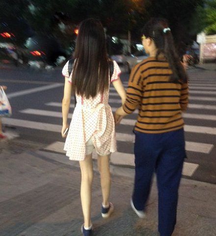 我要不要帮帮她人物gif搞笑图片