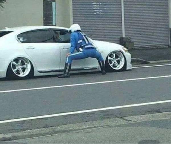 这种跪式窗口，不是说要取缔吗？人物gif搞笑图片