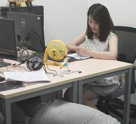 女同事办公室桌下一幕太吓人人物gif搞笑图片