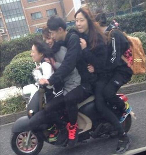 后悔当初上学没买辆电动车人物gif搞笑图片