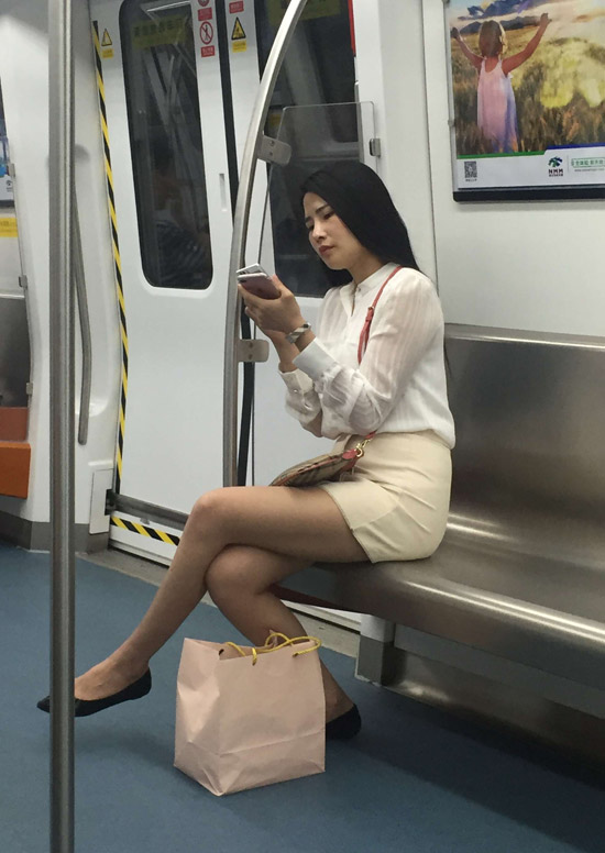 地铁上冒死偷拍的，给大家饱饱眼福哈人物gif搞笑图片