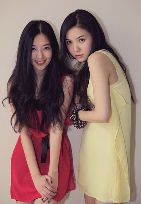 两个清秀的妹子，拍出的照片怎么这么猥琐呢人物gif搞笑图片