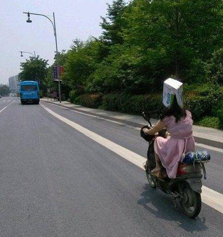 妹子，你这头盔太有创意了人物gif搞笑图片