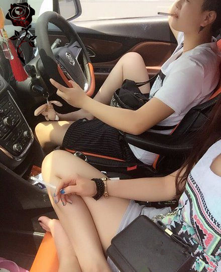 这样开车我有点害怕，咱还是坐端正吧人物gif搞笑图片