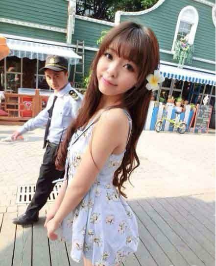 骚年，这表情很到位嘛！人物gif搞笑图片