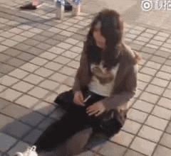 妹纸，这是练得何等神功人物gif搞笑图片