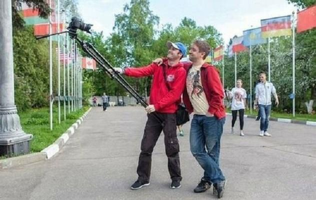 这样的自拍杆也太专业了人物gif搞笑图片