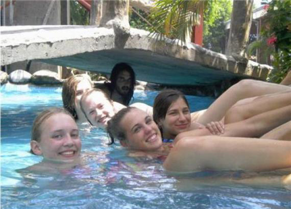 泳装美女和壮汉人物gif搞笑图片