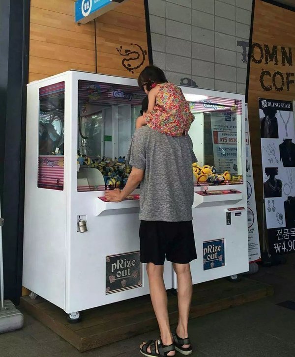 逗比老爸与宝贝女儿日常人物gif搞笑图片