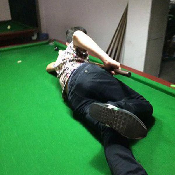 骚年，你的姿势很大胆人物gif搞笑图片