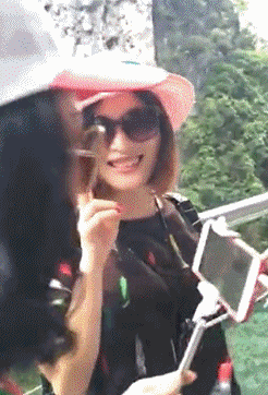 一回头手机掉悬崖了人物gif搞笑图片