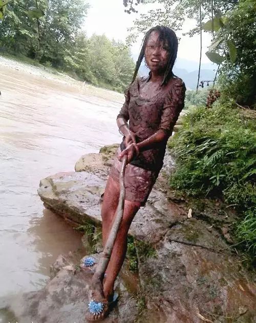 刚从沟里爬出来，九死一生啊人物gif搞笑图片