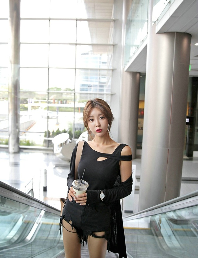 姑娘，你穿成这样，家里人知道么？人物gif搞笑图片