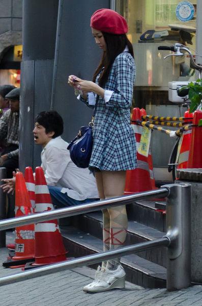 妹子的腿上是袜子？还是纹身？人物gif搞笑图片