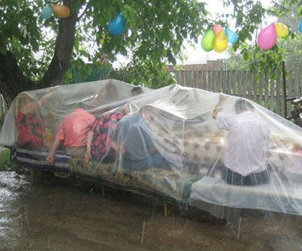 下雨也要将野餐进行到底人物gif搞笑图片