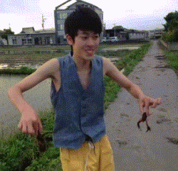 抓到两只小龙虾，真高兴啊，高兴，哎哟人物gif搞笑图片