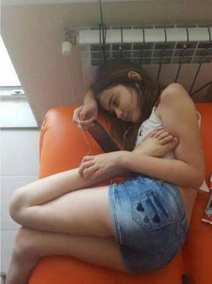 是不是属蛇的？这么软人物gif搞笑图片