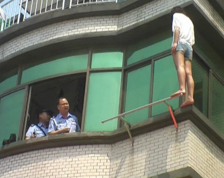 少女因情变纵身跳楼人物gif搞笑图片